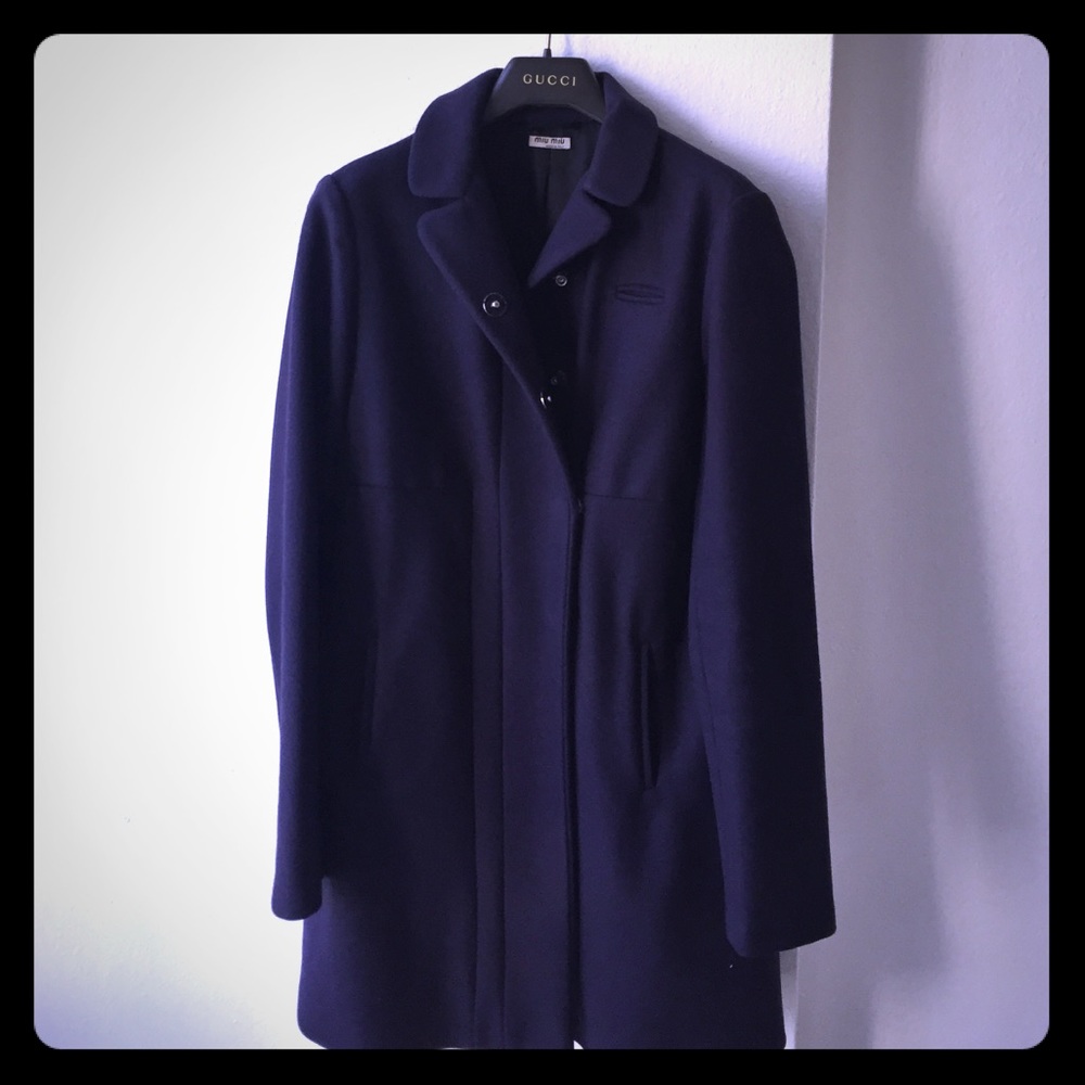 Miu Miu wool coat in a size 42. Warm and chic!